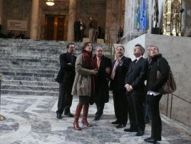 El senado de Washington, en pleno, en pie, y en sesión oficial, aplaude y agradece a León la cesión del Palacio Conde Luna