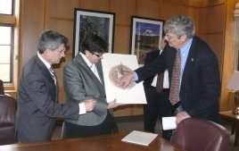 León entrega "una parte de su historia" a Seattle y la Universidad de Washington "su corazón" en un acuerdo histórico