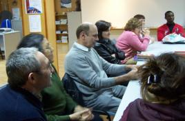 La mesa redonda sobre la matanza del cerdo organizada por el CIL de Íscar congrega a 14 usuarios del Centro procedentes de Bulgaria, Rumania, Sierra Leona y España