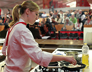 Cocinera en el concurso de tapas