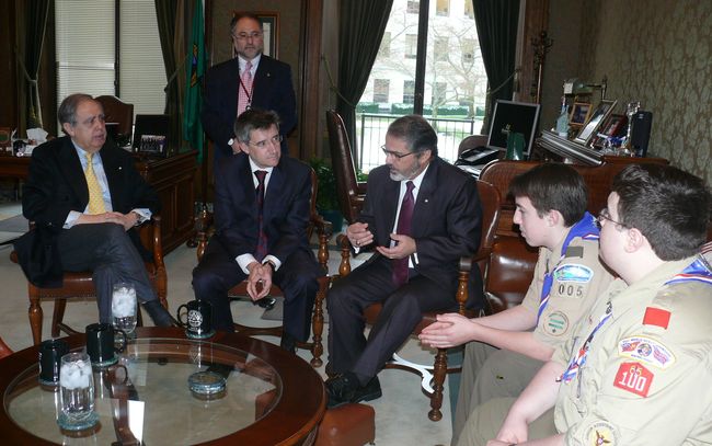 Brad Owen, gobernador del Estado, durante la recepción oficial al alcalde de León en su despacho privado, al que cada día, son invitados dos niños para que conozcan el funcionamiento interno del Capitolio