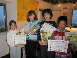 El Centro de Integración Local de Cuéllar (Segovia) entrega los premios del concurso infantil de cuentos y postales navideñas